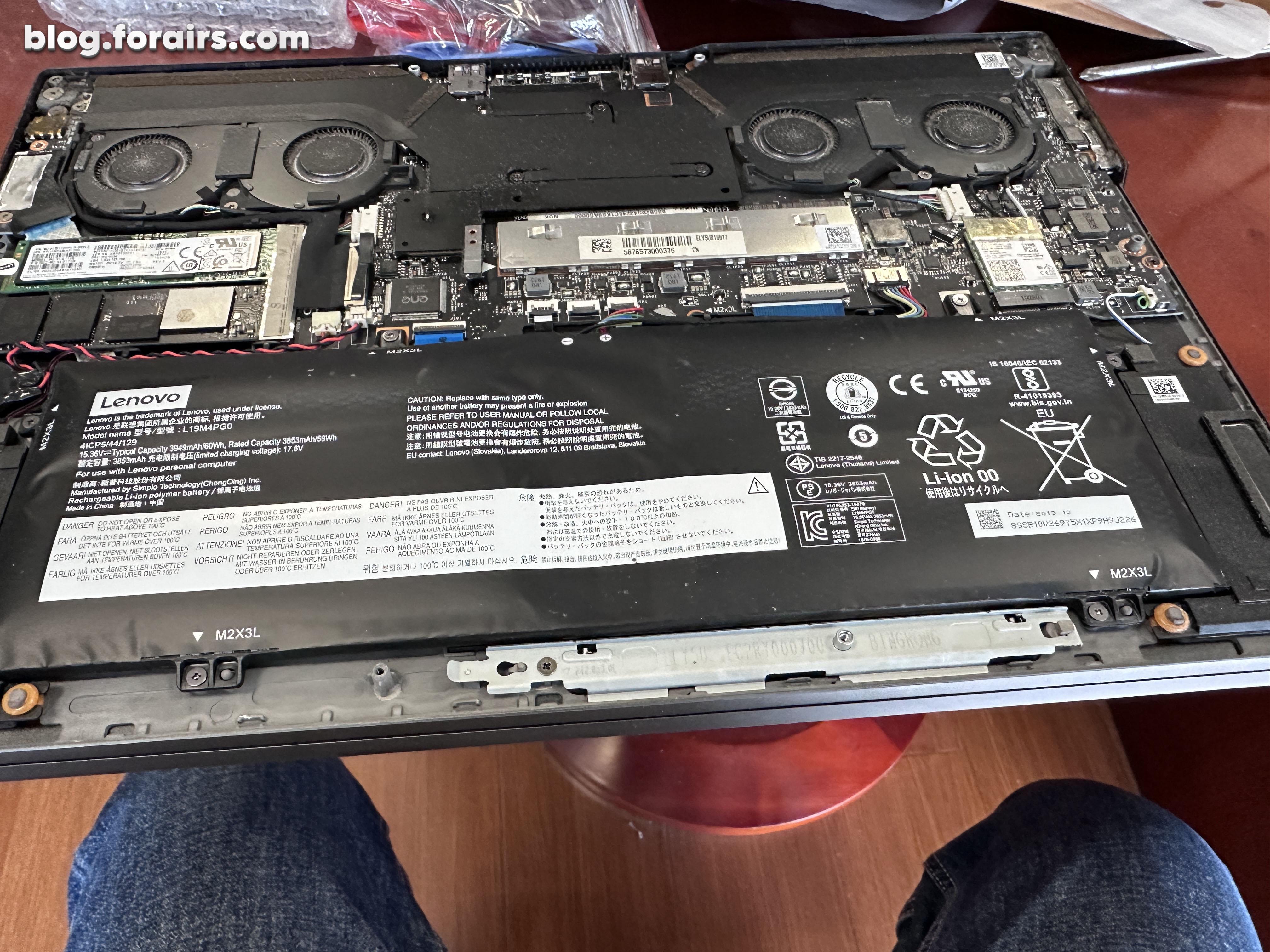 终于打开盖子,可以看到鼓包变形的电池