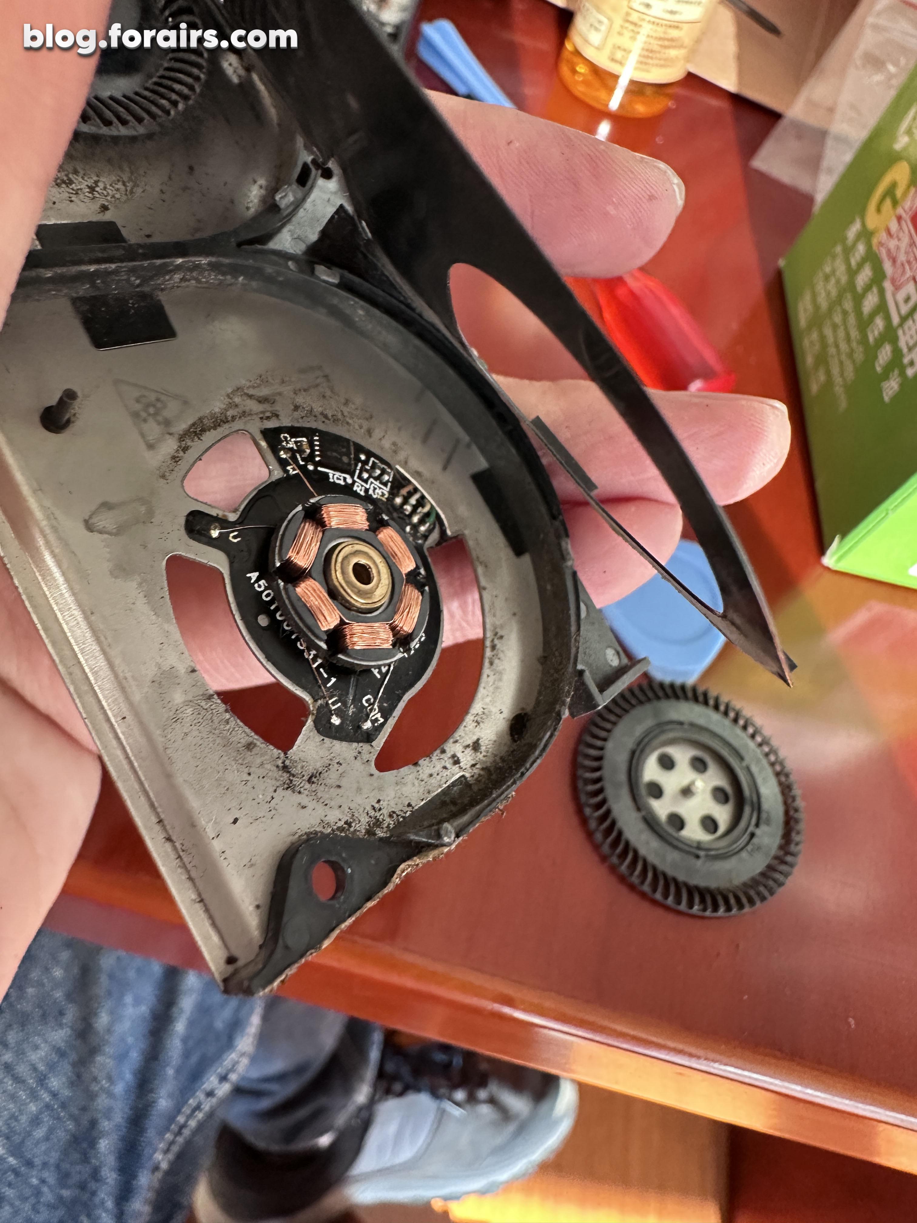 取下扇叶,露出电机